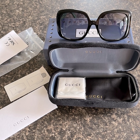 Like New GUCCI square sunglasses - Picture 4 of 11
